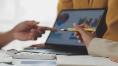 Yeni iş projesi tartışırken iş takım.