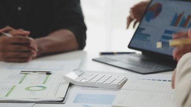 İş adamları buluşuyor ve fikirleri tartışıyor. İş kadını yeni belgeler hazırlıyor ve iş analizlerini tartışıyor. Ofiste çalışan işadamları