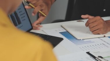 Finansal tablolar ve grafiklerle iş ekibi toplantısı.
