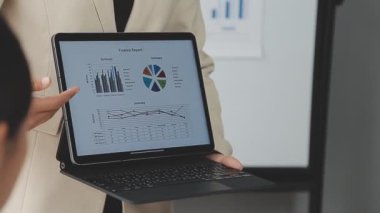 iş kadını ofiste dizüstü kullanarak.