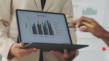 Modern bir ofiste tablet kullanan iş kadını.