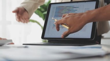 İş adamları ofiste toplanmayı tartışıyor ve planlıyorlar