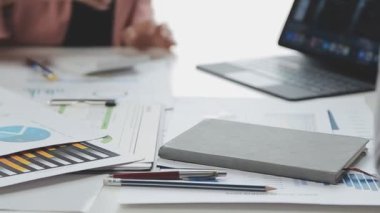 Yakın plan - bir iş adamının dizüstü bilgisayarla çalışması