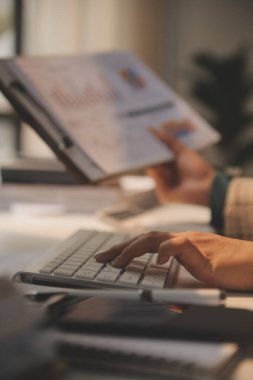 Toplantı odasında birlikte çalışan iş adamları, takım çalışması arka plan çizelgeleri ve grafikler, çift pozlama başarılı takım çalışması, iş planlama konsepti.