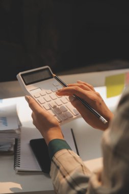 Toplantı odasında birlikte çalışan iş adamları, takım çalışması arka plan çizelgeleri ve grafikler, çift pozlama başarılı takım çalışması, iş planlama konsepti.