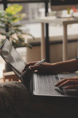 Bir pazarlama stratejisi oluşturmak için iş adamlarının beyin fırtınası toplantısı. İş finansmanı ve muhasebe kavramları.