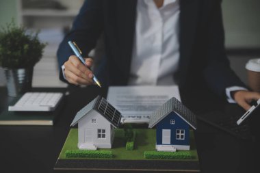 Karbon dengeli fiyat raporu CO2 emisyonu. ESG etik KOBİ ofisindeki gelecekteki büyüme ağı sıfır atığı küresel ısınma sosyal meseleleri projesini koruyor. Bir grup Asyalı SDG 'nin planı