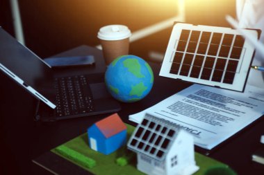 Karbon dengeli fiyat raporu CO2 emisyonu. ESG etik KOBİ ofisindeki gelecekteki büyüme ağı sıfır atığı küresel ısınma sosyal meseleleri projesini koruyor. Bir grup Asyalı SDG 'nin planı