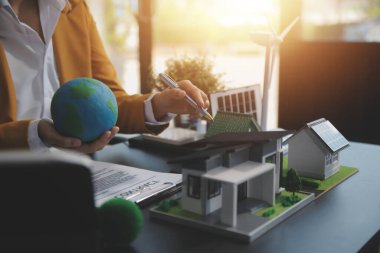 Karbon dengeli fiyat raporu CO2 emisyonu. ESG etik KOBİ ofisindeki gelecekteki büyüme ağı sıfır atığı küresel ısınma sosyal meseleleri projesini koruyor. Bir grup Asyalı SDG 'nin planı