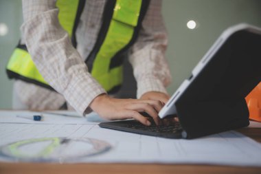 Mühendisler toplantı yapıyor ve ofiste bir planı tartışıyorlar. Mühendislik araçları ve inşaat konsepti