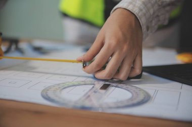 Mühendisler toplantı yapıyor ve ofiste bir planı tartışıyorlar. Mühendislik araçları ve inşaat konsepti
