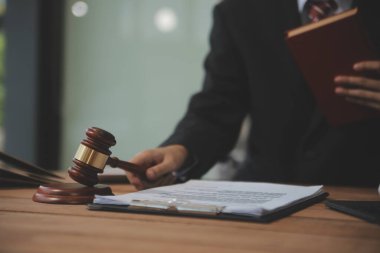 Yargıç Gavin ve Adalet Avukatları hukuk firmasının arka planında takım toplantısı yapıyorlar. Hukuk ve Hukuk Hizmetleri kavramları.