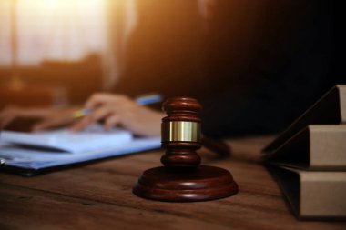 Yargıç Gavin ve Adalet Avukatları hukuk firmasının arka planında takım toplantısı yapıyorlar. Hukuk ve Hukuk Hizmetleri kavramları.