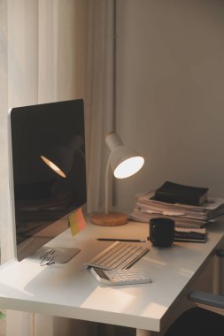 Berbat ofis çalışma alanı. Dağınık ve dağınık ofis masası. Bir yığın dosya ve dağınık dağınıklıkla dolu bir iş yeri..