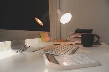 Berbat ofis çalışma alanı. Dağınık ve dağınık ofis masası. Bir yığın dosya ve dağınık dağınıklıkla dolu bir iş yeri..