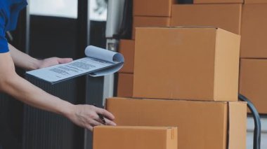 Depo çalışanı dizüstü bilgisayar kullanıyor