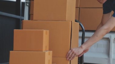 Arkasında karton kutular olan teslimatçı.