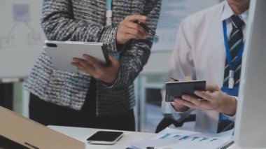 Ofiste genç bir iş adamının yakın çekimi..