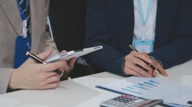 İş adamları konferansta buluşup tartışıyor.