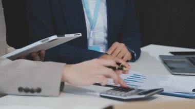 İş adamı çalışıyor.