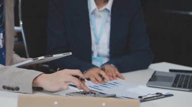 Ofiste belgelerle çalışan işadamları