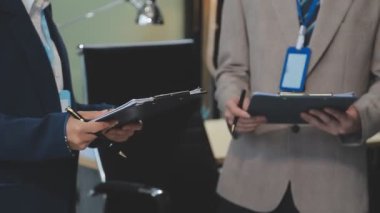 İş arkadaşları birlikte çalışıyor.