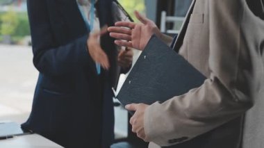 İş adamları bir projeyi tartışıyor