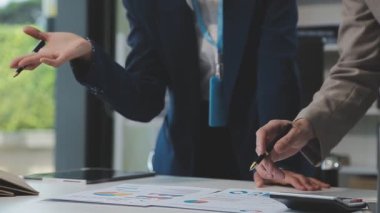 İş adamları ofiste birlikte çalışırlar..