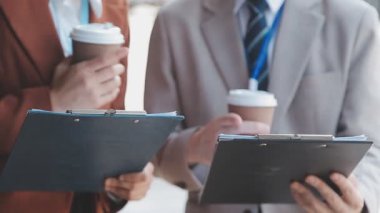 Toplantıda kağıt tutan işadamları