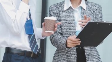 İş adamları iş dünyasının arka planında yeni projeyi tartışıyor