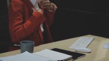 iş kadını onu laptop kullanma