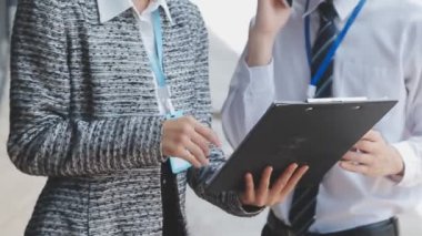 Kafede akıllı telefon kullanan iş adamı konsepti, set.