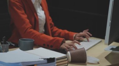 Dizüstü bilgisayarda çalışan iş kadını