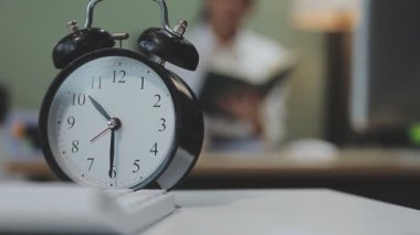 Masadaki klasik çalar saat.