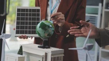 Dijital küre kullanan iş adamı