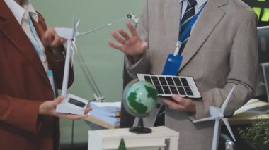 Ofiste güneş enerjisi paneli olan iş adamı