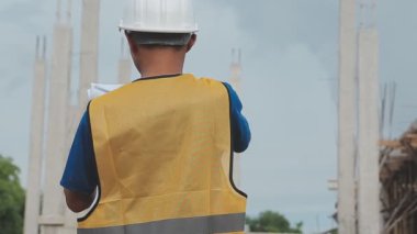 Planı olan bir inşaat işçisi