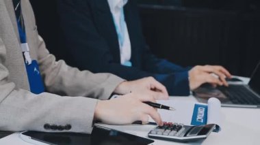 Ofiste çalışan iş adamı