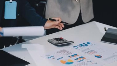 İş adamı iş görüşmesinde elinde tablet ve kalem tutuyordu..