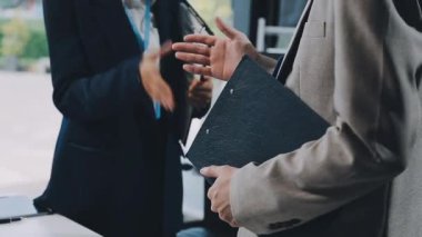 İş ekibi ofiste bir proje üzerinde çalışıyor.