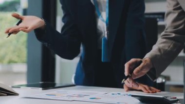 İş adamları birlikte çalışıyor..