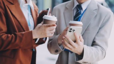 Bir fincan kahveli iş adamı ve iş kadını.