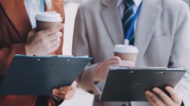 İş adamları modern ofiste toplanıyor.