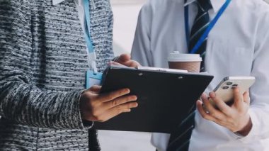 Ofiste dijital tablet kullanan iş adamlarının kapatılması, iş konsepti