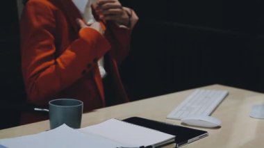 Ofisteki genç kadın bilgisayarla çalışıyor..