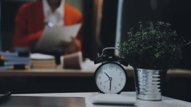 Büro masasında çalışan iş kadını, ofiste çalışan iş adamı.