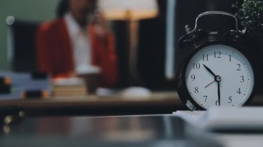 Sabah saatlerinde bir adamın elinde çalar saati tutarken.