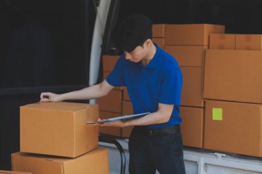 Kamyon Mover Kutuları ve Taşıma Evi 'ni boşaltıyor