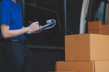 Kamyon Mover Kutuları ve Taşıma Evi 'ni boşaltıyor