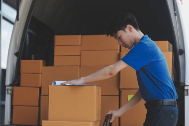Kamyon Mover Kutuları ve Taşıma Evi 'ni boşaltıyor